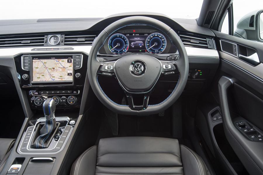 Панель приборов Volkswagen Passat Estate GTE 2016 года  (UK) (фото 16 из 30)